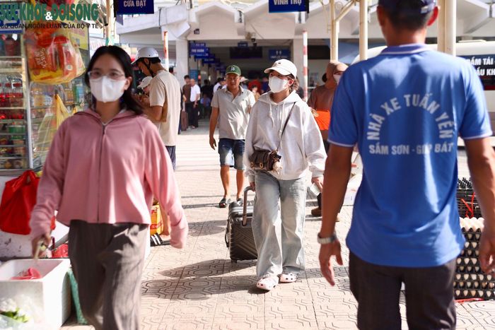 Dù lượng khách tăng, hoạt động vận tải tại bến vẫn được duy trì ổn định. Hành khách được hướng dẫn mua vé, tìm vị trí lên xe và chờ đến giờ xuất bến, hạn chế tình trạng tập trung quá đông tại một khu vực.