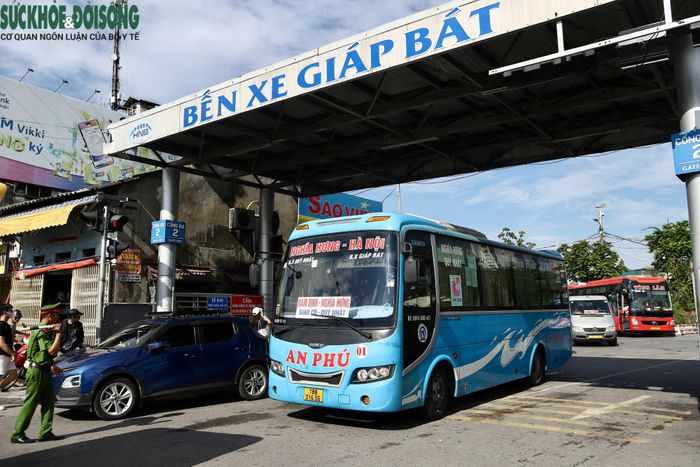 Theo Công ty CP Bến xe Hà Nội, lượng hành khách được dự báo tăng mạnh từ chiều 28/8, tập trung tại các tuyến có nhu cầu về quê, thăm thân và du lịch. Riêng Bến xe Giáp Bát, ngày cao điểm dự kiến phục vụ khoảng 9.000 lượt khách, với khoảng 760 lượt xe/ngày.