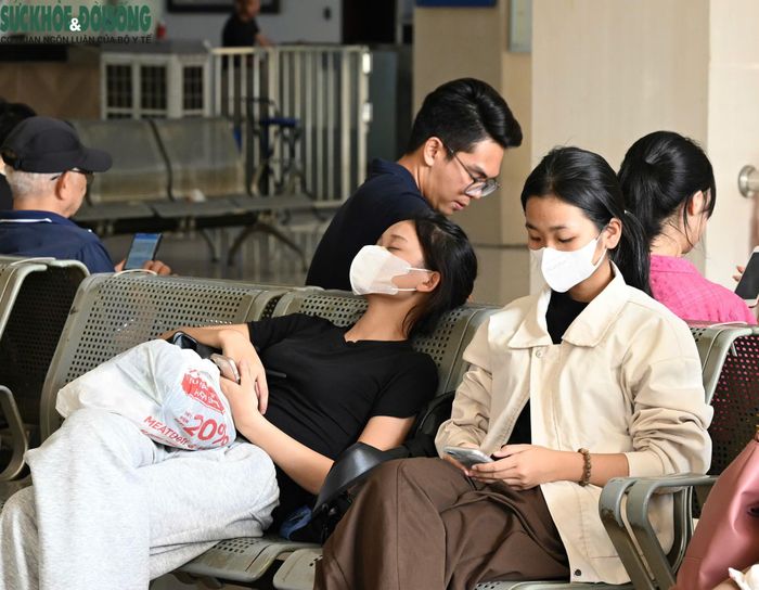 Do nhu cầu đi lại tăng cao, nhiều hành khách phải đến bến trước 2-3 giờ để chờ xe. Trong thời gian đợi, không ít người tranh thủ chợp mắt ngay tại khu vực phòng chờ trước khi lên đường về quê nghỉ lễ 2/9.