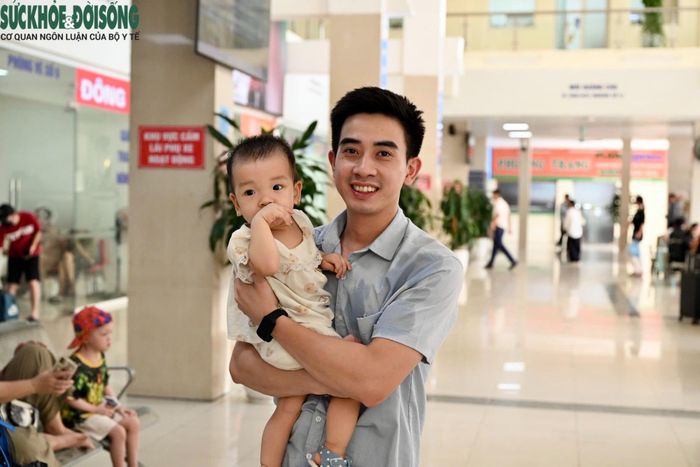 Anh Ngô Văn Quân, ở Hoài Đức (Hà Nội), cho biết anh mua vé trực tiếp tại quầy số 10 để về Sầm Sơn (Thanh Hóa), chuyến khởi hành lúc 16h. Thủ tục mua vé chỉ mất khoảng 5 phút, nhân viên phục vụ tận tình, giá vé ổn định và không có hiện tượng tăng bất thường.