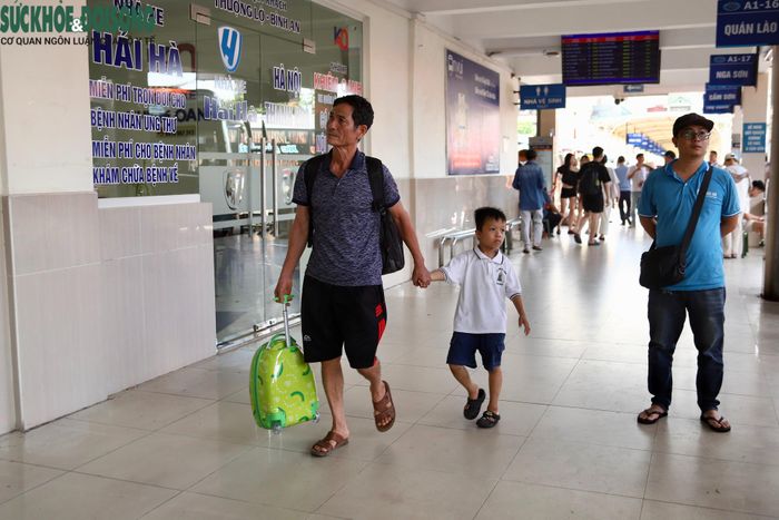Trong thời gian cao điểm, hành khách được khuyến cáo đến bến sớm hơn thời gian khởi hành, tuân thủ hướng dẫn của lực lượng chức năng và nhân viên bến xe; không chen lấn, xô đẩy khi lên xuống xe.