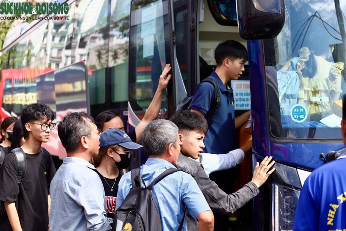 Đáng chú ý, các tuyến từ Hà Nội đi Thanh Hóa nhanh chóng thu hút đông hành khách. Nhiều chuyến xe sau khi vào bến đã nhanh chóng được lấp đầy chỗ, nhất là vào các khung giờ cao điểm trong buổi chiều.