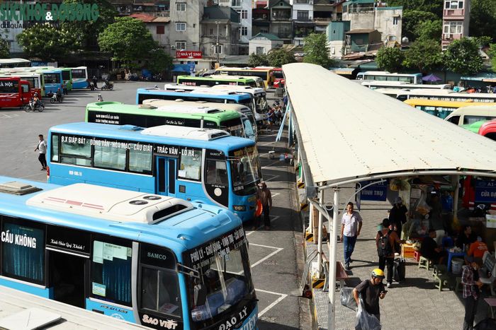 Tại Bến xe Giáp Bát, lượng hành khách tăng rõ rệt so với ngày thường. Khu vực phòng chờ, quầy bán vé và các vị trí xe khách chuẩn bị xuất bến liên tục có hành khách di chuyển.
