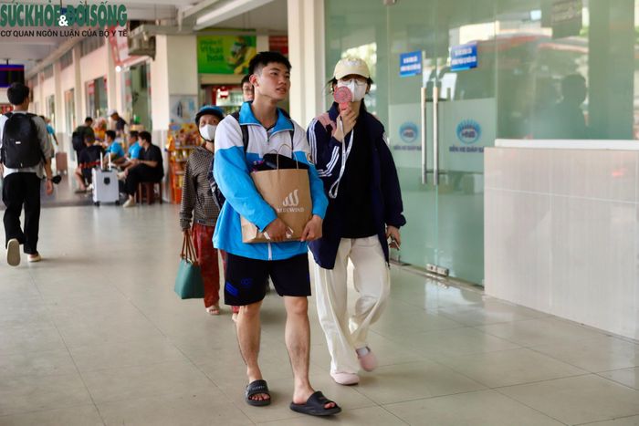 Theo ông Tùng, trong ngày cuối cùng trước kỳ nghỉ, lượng hành khách có xu hướng tăng nhanh, đặc biệt vào các khung giờ chiều. Bến xe thường xuyên theo dõi lượng khách tại từng tuyến để chủ động điều tiết phương tiện, hạn chế tình trạng hành khách phải chờ đợi lâu.