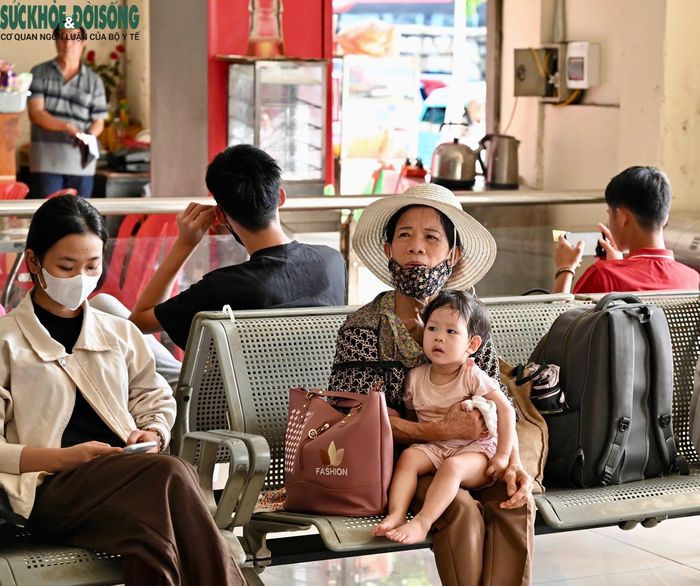 Trao đổi với phóng viên, ông Nguyễn Hoàng Tùng, Giám đốc Bến xe Giáp Bát, cho biết đơn vị đã chủ động xây dựng phương án phục vụ hành khách trong dịp nghỉ lễ 2/9, đồng thời phối hợp với các doanh nghiệp vận tải để bảo đảm đủ phương tiện phục vụ nhu cầu đi lại tăng cao.