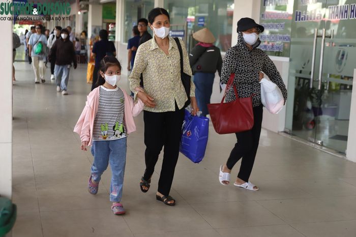 Các chuyến xe chạy tuyến miền Trung nhanh chóng kín chỗ, nhiều xe vừa vào slot đã chật kín hành khách.