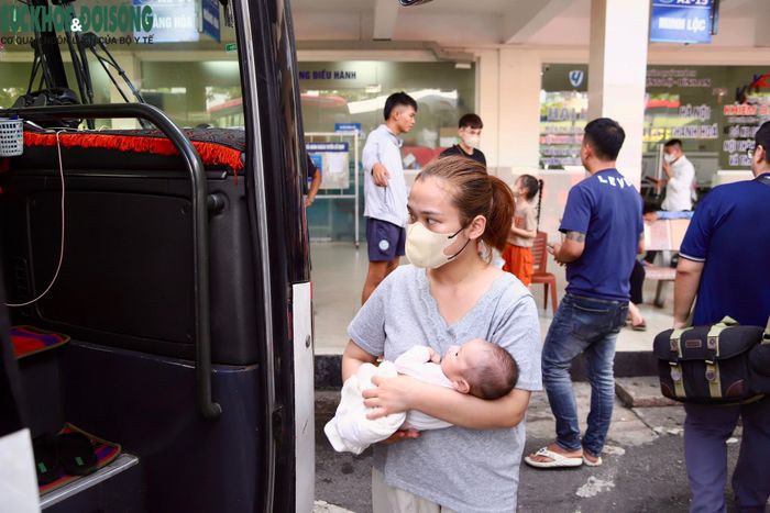 Ngay từ đầu giờ chiều 28/8, nhiều phụ huynh đã đưa con ra bến xe, tranh thủ về quê nghỉ lễ 2/9 trước khi kỳ nghỉ chính thức bắt đầu.