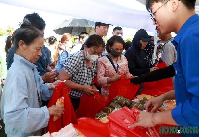Người bệnh nhận các phần quà thiết yếu tại “Hội chợ 0 đồng – Gửi trao yêu thương”. Ảnh: V. Đồng