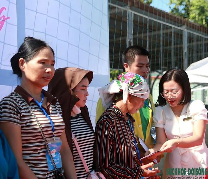 Người bệnh có hoàn cảnh đặc biệt khó khăn nhận hỗ trợ 500.000 đồng/người từ các đơn vị đồng hành, góp phần giảm bớt chi phí trong thời gian điều trị.