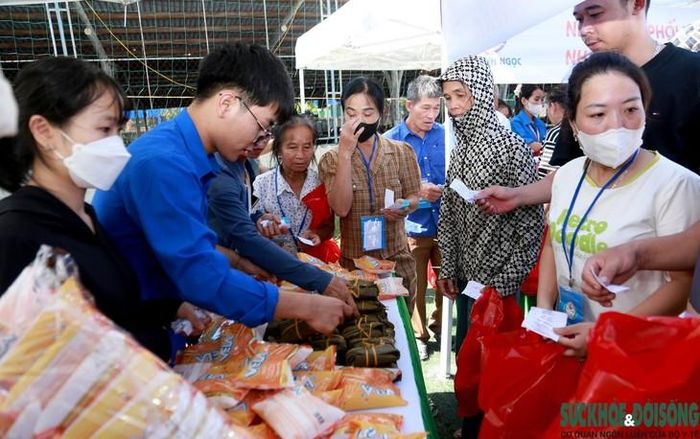 Người bệnh nhận những phần quà thiết yếu tại các gian hàng “0 đồng”, trong không khí vui vẻ, gần gũi của chương trình. Ảnh: V. Đồng