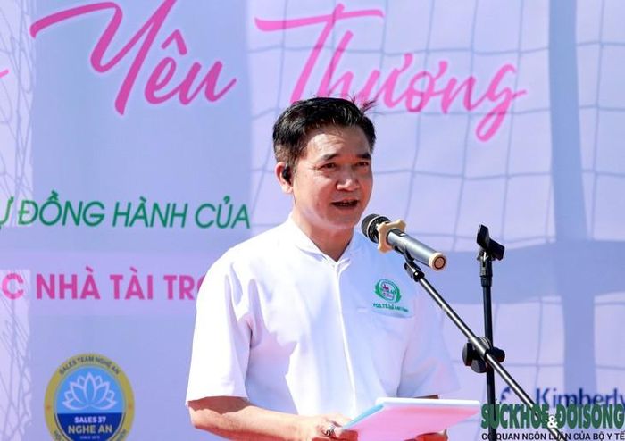 PGS.TS.BS Quế Anh Trâm, Phó Giám đốc Bệnh viện Hữu nghị Đa khoa Nghệ An, nhấn mạnh ý nghĩa của sự sẻ chia, tiếp thêm động lực để người bệnh khó khăn yên tâm điều trị. Ảnh: V. Đồng.
