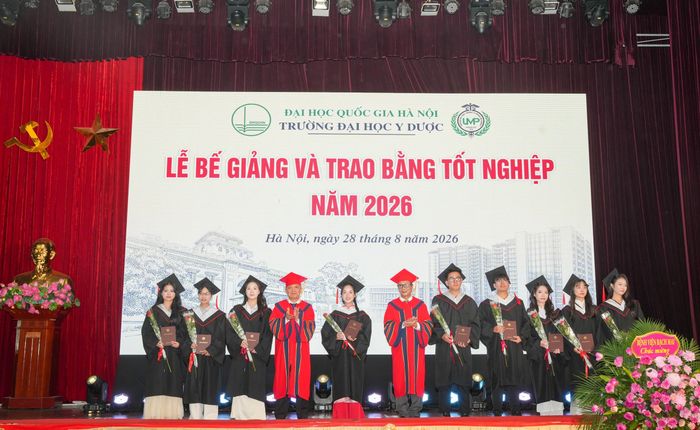 GS-TS.TTND Lê Ngọc Thành, Hiệu trưởng trường Đại học Y Dược  (Đại học Quốc gia Hà Nội) trao bằng tốt nghiệp cho các sinh viên.  Ảnh: Ngọc Linh