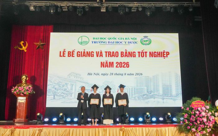 GS.TS Lê Ngọc Thành trao Giấy khen của Giám đốc Đại học Quốc gia Hà Nội cho 3 thủ khoa ngành.  Ảnh: Ngọc Linh