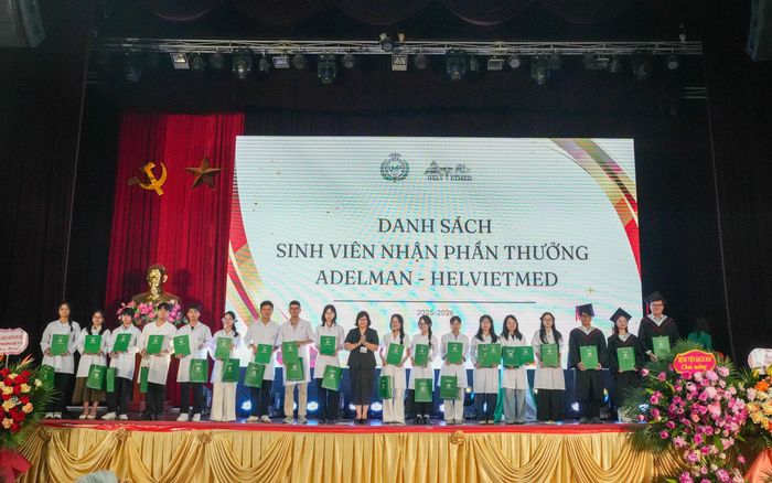 Các sinh viên được nhận phần thưởng từ Hiệp hội các bác sĩ Thụy Sĩ gốc Việt (Helvietmed). Ảnh: Ngọc Linh