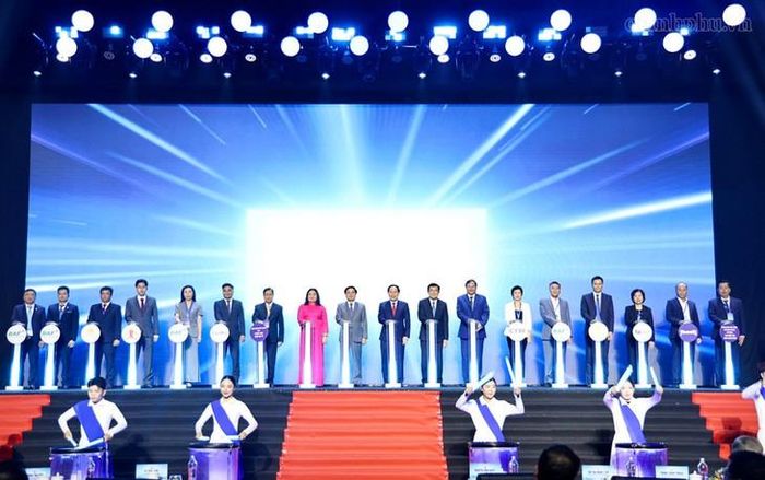Nguyên Chủ tịch nước Trương Tấn Sang, Phó Thủ tướng Chính phủ Lê Tiến Châu và các đại biểu thực hiện nghi thức khởi công đồng loạt 13 công trình với tổng vốn khoảng 116 nghìn tỷ đồng. Ảnh: chinhphu.vn/Thu Sa