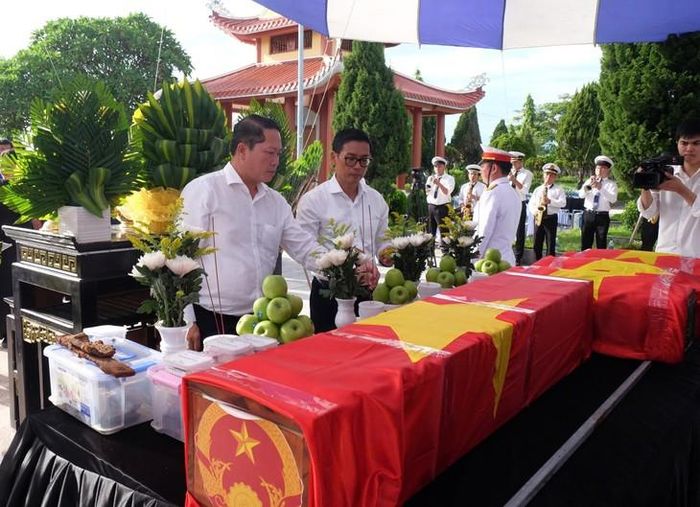 Lãnh đạo phường thắp nhang tưởng niệm các anh linh liệt sĩ. Ảnh: Anh Tuấn