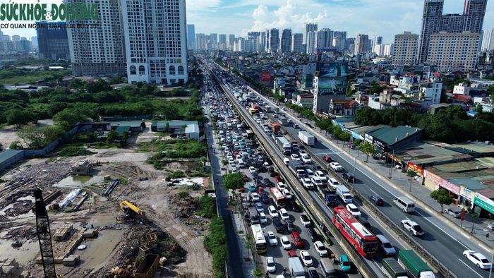 Tại khu vực các tuyến đường bên dưới đường vành đai, các tuyến đê, lượng phương tiện tăng rõ rệt, nhiều dòng xe di chuyển nối tiếp nhau. Các nút giao thông trong khu vực nội thành cũng bắt đầu đông, đặc biệt vào thời điểm cuối giờ làm việc. (Ảnh Thành Long)
