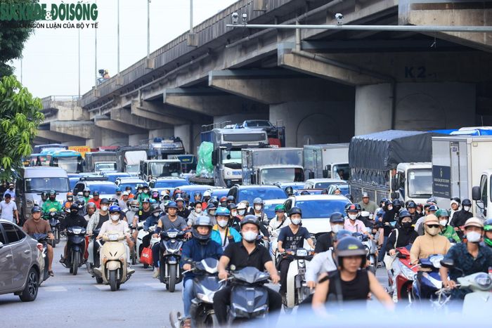 Chiều 28/8, ngày làm việc cuối cùng trước kỳ nghỉ lễ Quốc khánh 2/9, lưu lượng phương tiện trên nhiều tuyến đường tại Hà Nội bắt đầu tăng nhanh. (Ảnh Thành Long)