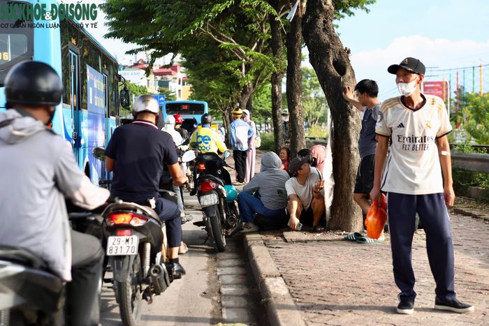 Nhu cầu về quê tăng cao, dọc tuyến Giải Phóng xuất hiện tình trạng người dân ngồi vỉa hè để bắt xe khách dọc đường. (Ảnh Thành Long)