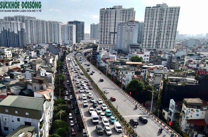 Ghi nhận đến khoảng 17h30, các tuyến đường vành đai có mật độ phương tiện khá cao. Một số cây cầu như Chương Dương, Nhật Tân, Long Biên cũng đông phương tiện qua lại. (Ảnh Thành Long)