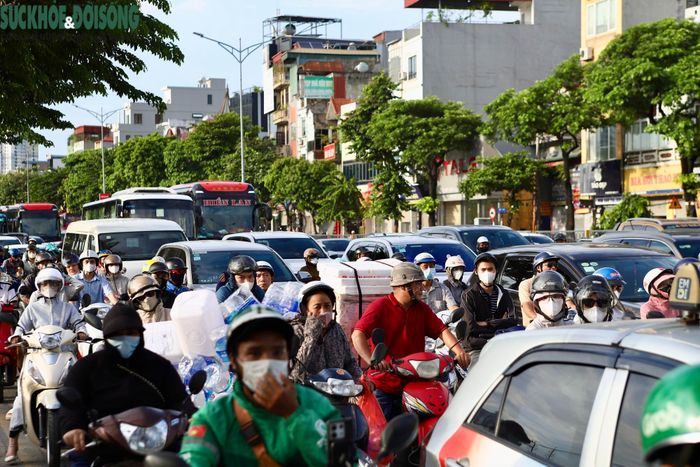 Dù mật độ phương tiện tăng, giao thông cơ bản vẫn duy trì được sự ổn định, các phương tiện vẫn di chuyển, chưa ghi nhận tình trạng ùn tắc kéo dài trên diện rộng. (Ảnh Thành Long)
