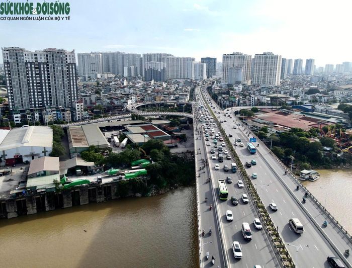 Trong khi đó, tại cầu Vĩnh Tuy và cầu Thanh Trì, lượng phương tiện chưa tăng quá cao, giao thông vẫn tương đối thông thoáng so với một số cây cầu khác. (Ảnh Thành Long)