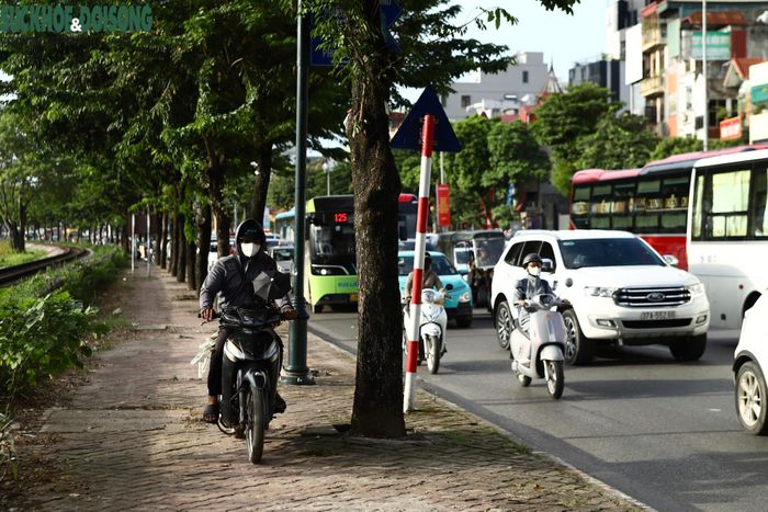 Người đi xe máy leo vỉa hè để thoát cảnh ùn tắc tại 1 số tuyến đường. (Ảnh Thành Long)