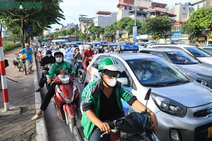 Thực tế ghi nhận cho thấy, người dân bắt đầu rời Hà Nội từ chiều 28/8 để về quê, đi du lịch hoặc thăm thân trong kỳ nghỉ kéo dài 5 ngày. Lưu lượng phương tiện được dự báo tiếp tục tăng trong những khung giờ cao điểm và trong ngày đầu kỳ nghỉ. (Ảnh Thành Long)