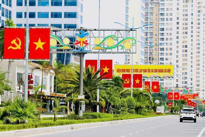 Một khu vực trung tâm được trang hoàng đồng bộ bằng hệ thống cờ, pano, khẩu hiệu tuyên truyền chào mừng các sự kiện lớn. Ảnh: Nguyễn Thanh Tùng