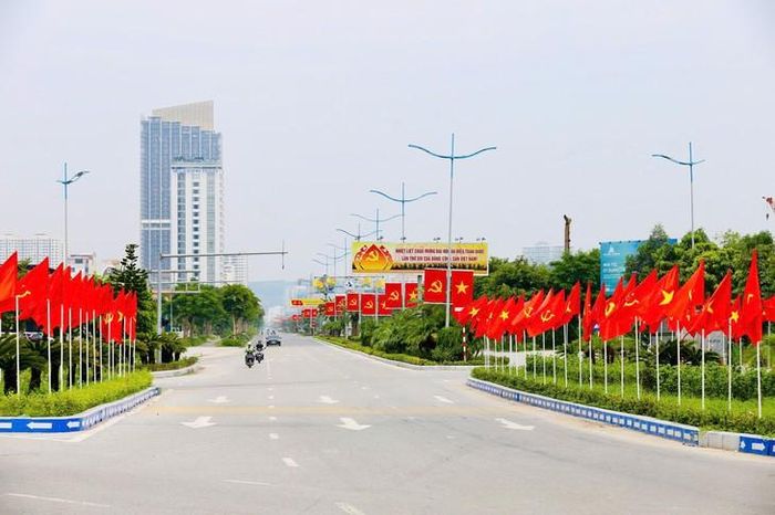 Cờ Đảng, cờ Tổ quốc cùng các cụm trang trí được bố trí dọc tuyến phố, nổi bật giữa những tòa nhà cao tầng. Ảnh: Nguyễn Thanh Tùng