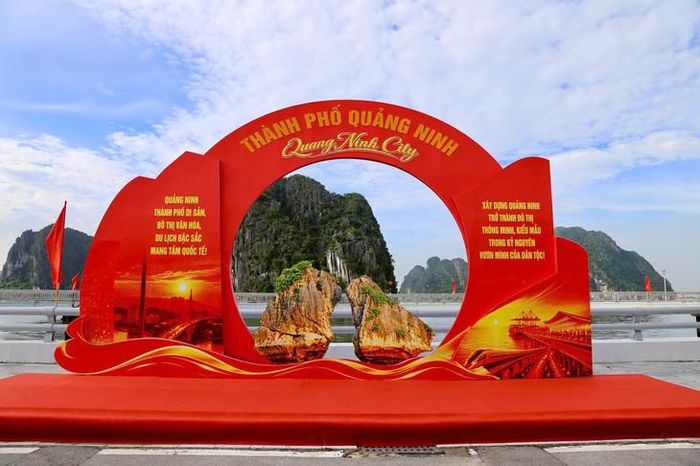 Tiểu cảnh chào mừng thành phố Quảng Ninh nổi bật bên bờ vịnh, với hình ảnh Hòn Trống Mái – biểu tượng đặc trưng của Di sản thiên nhiên thế giới Vịnh Hạ Long. Ảnh: Nguyễn Thanh Tùng