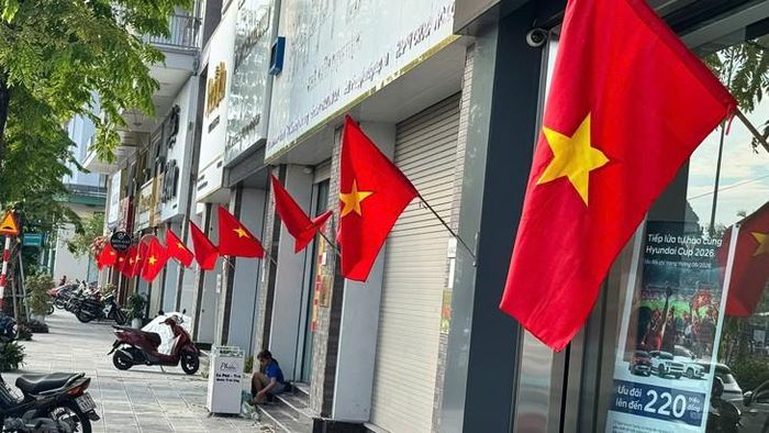 Cờ Tổ quốc được treo đồng loạt trước các hộ dân, cơ sở kinh doanh, tạo sắc đỏ rực rỡ trên nhiều tuyến phố ở Quảng Ninh. Ảnh: Tiến Sinh