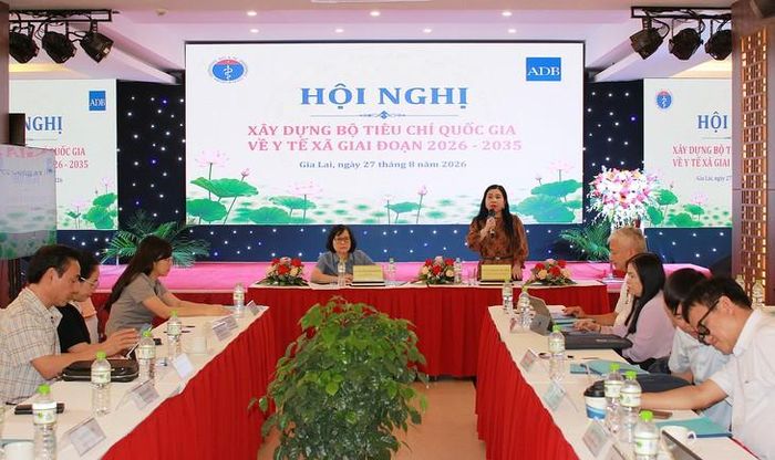 PGS.TS Phan Lê Thu Hằng chủ trì hội nghị cùng lãnh đạo Viện Chiến lược và Chính sách y tế. Ảnh: Mimosa