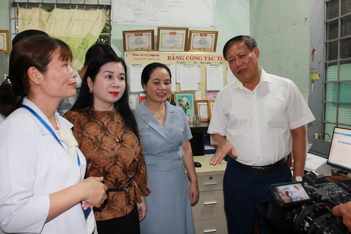 PGS.TS Phan Lê Thu Hằng cùng lãnh đạo Bộ Y tế thăm Trạm y tế ở Đồng Nai. Ảnh: Mimosa