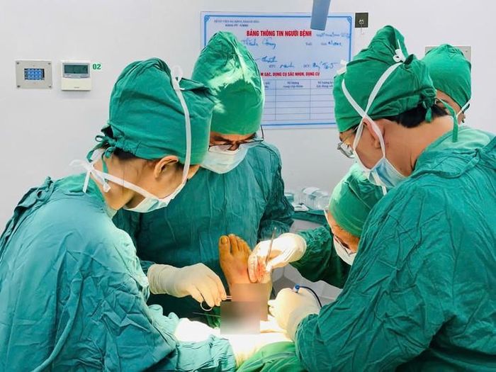 Các bác sĩ đã phẫu thuật nối thành công chân cho bệnh nhân. Ảnh: BVCC.