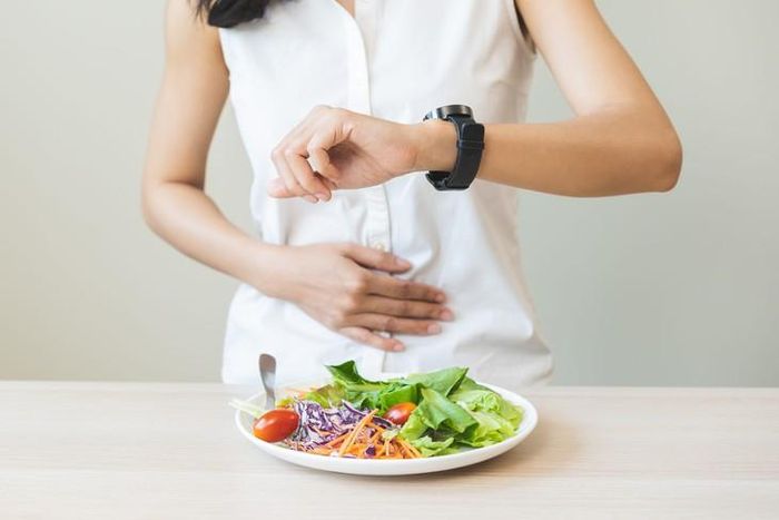 Việc kiểm soát thời điểm ăn uống được phát hiện có thể làm giảm độ nhạy cảm với cơn đau cũng như cải thiện chức năng não bộ. Ảnh minh họa: Familydoctor