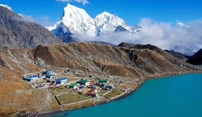 Hồ Gokyo vào một ngày trời đẹp. Ảnh: Himalayan Recreation.