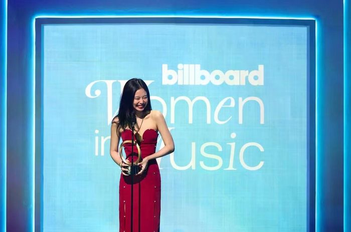Năm 2025, Jennie diện một chiếc đầm midi cúp ngực màu đỏ Burgundy để nhận giải Global Force của Billboard Women in Music.