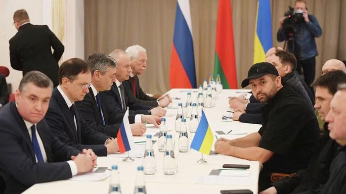 Moscow yêu cầu Ukraine nhượng lại toàn bộ Donbass, coi đây là một trong những điều kiện để chấm dứt xung đột. Kiev bác bỏ yêu cầu này và tiếp tục kêu gọi ngừng bắn dọc chiến tuyến hiện tại.