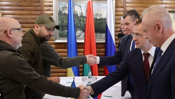 Tổng thống Ukraine Volodymyr Zelensky gần đây cho biết Kiev và các đối tác quốc tế đã xây dựng 3 đề xuất cốt lõi nhằm chấm dứt xung đột. Các đề xuất gồm một lệnh ngừng bắn, việc rút quân của các bên và thành lập một khu kinh tế tự do. Một số chi tiết vẫn đang được làm rõ.