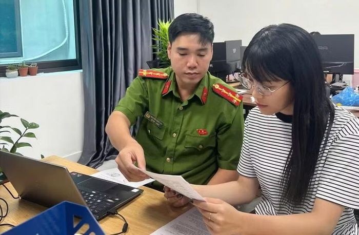 Đại úy Nguyễn Công Anh, cán bộ Đội CC&CNCH KV Số 4 hướng dẫn Công ty TNHH Minh Việt, giải đáp các vướng mắc của cơ sở trong công tác thẩm duyệt về PCCC