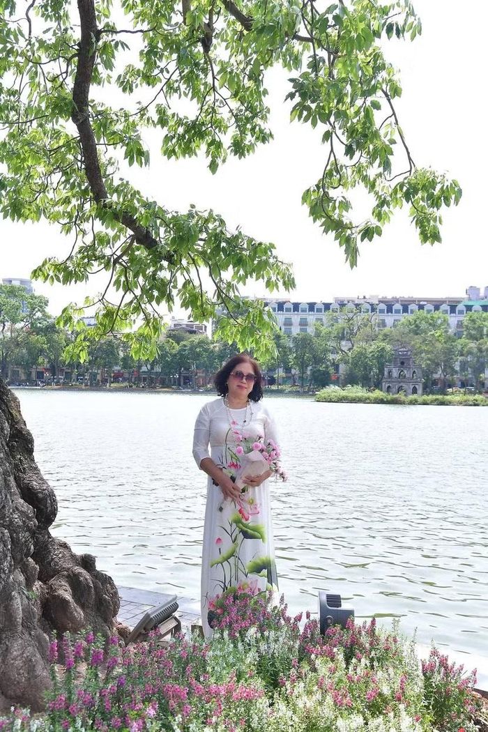 Với bà Bích Ngà, niềm vui lớn nhất là được chứng kiến đất nước ngày càng đổi mới, phát triển.