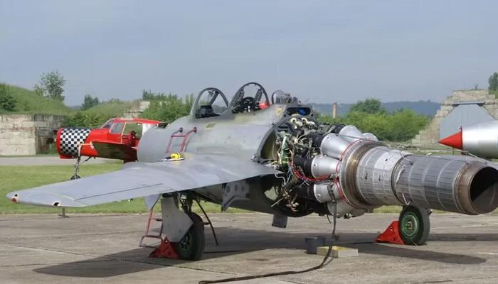 Năm 1946, Anh cung cấp cho Liên Xô một số động cơ Rolls-Royce Nene. Đây là động cơ phản lực dòng ly tâm do Rolls-Royce phát triển, có thiết kế tương đối đơn giản nhưng công suất lớn so với thời kỳ đó. Liên Xô nhanh chóng nghiên cứu và đưa động cơ này vào sản xuất trong nước dưới tên RD-45.