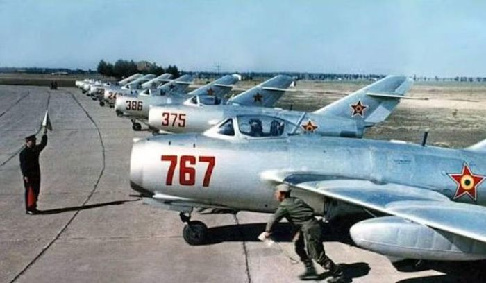 Tuy nhiên, cần nhìn câu chuyện một cách chính xác. Thành công của MiG-15 không thể chỉ quy cho động cơ Nene. Thiết kế hoàn chỉnh còn phụ thuộc vào khí động học, vật liệu, hệ thống điều khiển, vũ khí và năng lực sản xuất của Liên Xô.