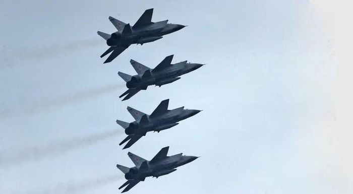 Tuy nhiên, MiG-31K cũng phải đánh đổi. Khi được chuyển sang nhiệm vụ mang Kinzhal, máy bay không còn giữ đầy đủ năng lực của một tiêm kích đánh chặn tiêu chuẩn.
