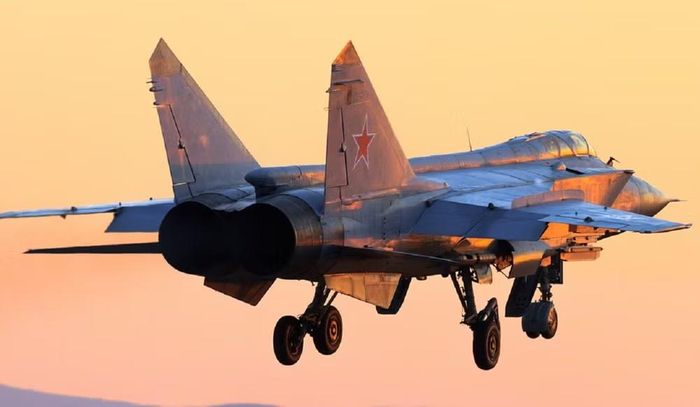 MiG-31K vì vậy không phải là MiG-31 mạnh hơn, mà là MiG-31 được giao một nhiệm vụ hoàn toàn khác: biến một tiêm kích đánh chặn thành bệ phóng trên không cho tên lửa Kinzhal.