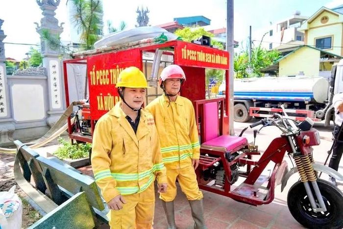Lực lượng PCCC cơ sở sử dụng các thiết bị chữa cháy đi vào các ngõ nhỏ