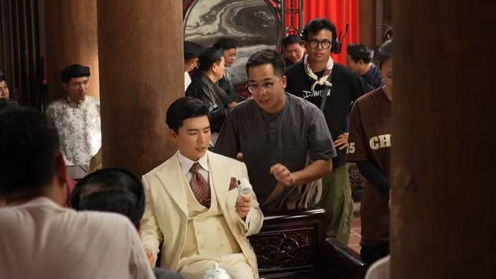 Đạo diễn Nguyễn Hữu Hoàng đang chỉ đạo diễn xuất cho Steven Nguyễn