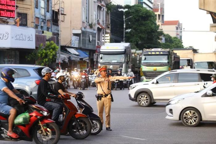CSGT tăng cường hướng dẫn, phân luồng, không để phương tiện dồn ứ kéo dài