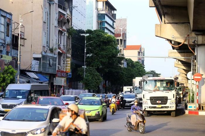 Các phương tiện nối nhau ra khỏi thành phố, trong đó nhiều gia đình lựa chọn xe khách để về quê nghỉ lễ
